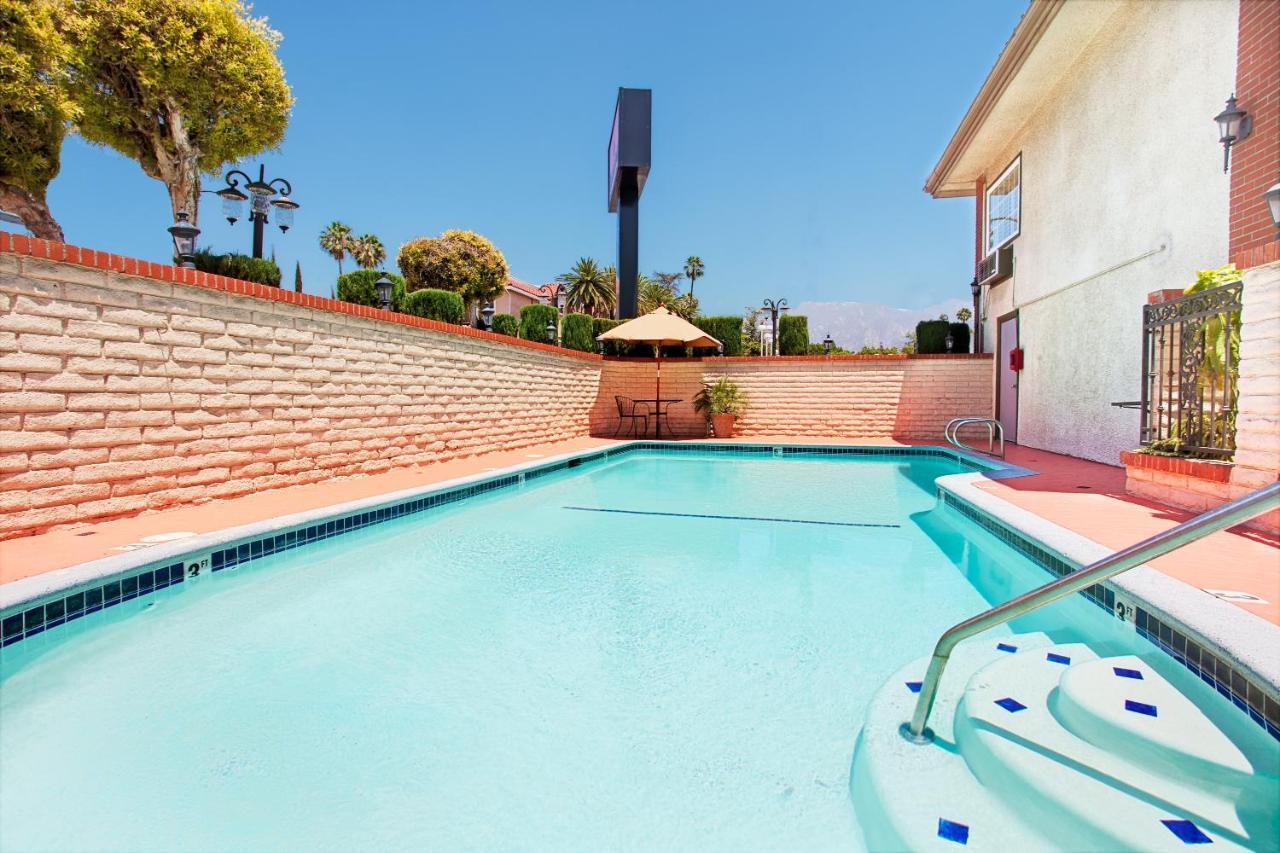 מלון Ramada By Wyndham פסדינה מראה חיצוני תמונה