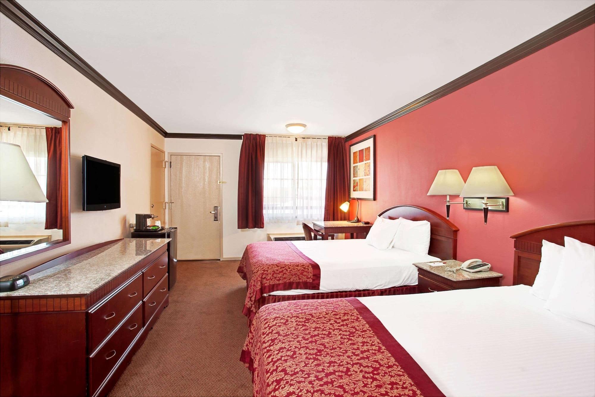 מלון Ramada By Wyndham פסדינה מראה חיצוני תמונה