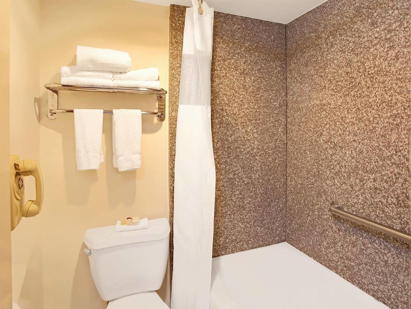 מלון Ramada By Wyndham פסדינה מראה חיצוני תמונה